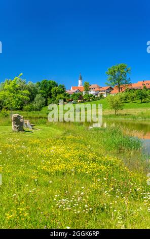 Germany, Bavaria, Upper Bavaria, Pfaffenwinkel, Eglfing, district Obereglfing, Hungerbachweiher with town view and parish church St. Martin Stock Photo