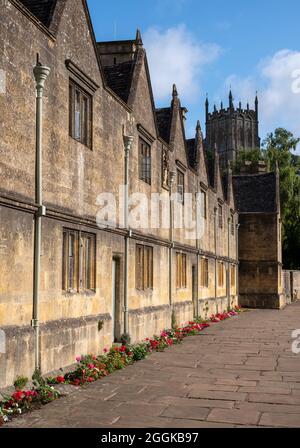 Campden Almshouses. Row of historic stone almshouses in Church Street, close to St James' Church in the Cotswold Town of Chipping Campden, UK. Stock Photo