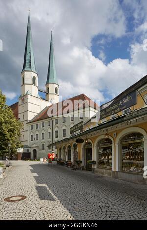 Germany, Bavaria, Altötting, Kapellplatz with the collegiate parish church of St. Philip and James and devotional shops Stock Photo