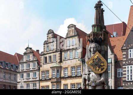 Germany, Bremen, Bremer Roland in front of historic gabled houses, Free Hanseatic City of Bremen