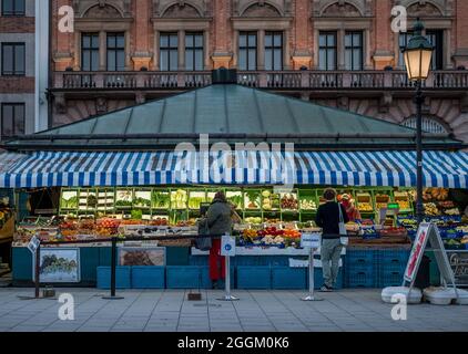 Vegetable stand on the Viktualienmarkt in Munich, Bavaria, Germany, Europe Stock Photo