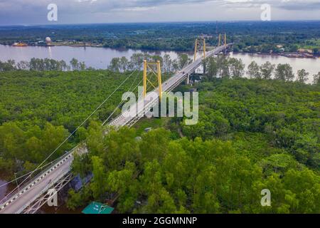 Spanning the wide Barito river, it forms a link between Banjarmasin and central Kalimantan. Replacing a car ferry, the bridge carries the Trans Kalima Stock Photo