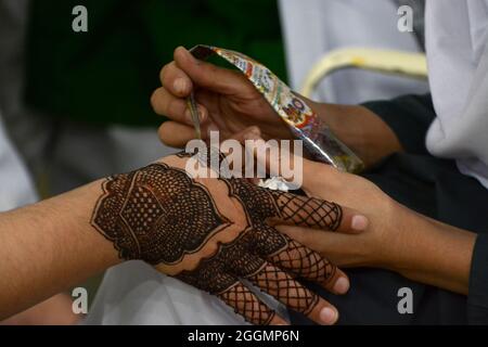 Do you like Mehendi? Can you share any grand design of your hand mehendi? -  Quora