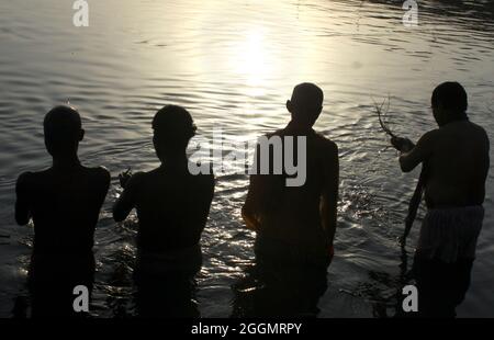 Hindu devotees perform 'Tarpan', or Pind Daan rituals for the peace of the souls of ancestors, at the bank of Yamuna in New Delhi. Stock Photo