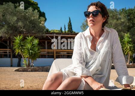 OLIVIA COLMAN in THE LOST DAUGHTER (2021), directed by MAGGIE GYLLENHAAL. Credit: Endeavor Content / Album Stock Photo