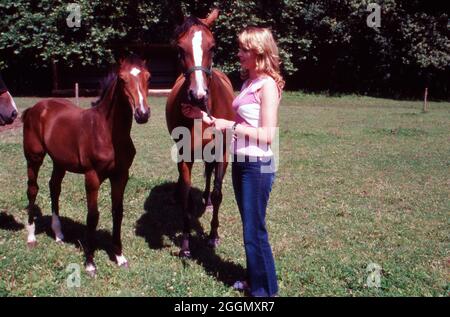 Susanne Birkenstock, deutsche Unternehmerin, mit Stute und Fohlen im Stall in Bad Honnef, Deutschland 2004. German entrepreneur Susanne Birkenstock with mare and foal at a stable in Bad Honnef, Germany 2004. Stock Photo