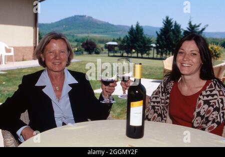 Patrizia Lamborghini und ihre Mutter Maria Teresa beim Klavierspiel auf ...