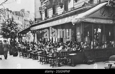 Le Dôme, Boulevard du Montparnasse. Museum: PRIVATE COLLECTION. Author: ANONYMOUS. Stock Photo