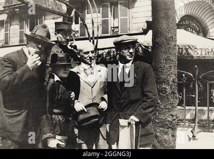 Jean Cocteau, Manuel Ortiz de Zárate, Henri-Pierre Roché, Marie Vassilieff, Max Jacob and Picasso. Montparnasse, La Rotonde. Museum: PRIVATE COLLECTION. Author: ANONYMOUS. Stock Photo