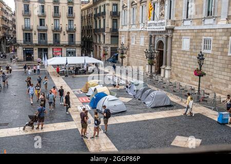 Barcelona, Spain. 02nd Sep, 2021. People walk by the tent camp installed during a strike in Plaza de Sant Jaume.Second day of hunger strike in Plaza Sant Jaume by businessmen and nightlife workers after the TSJC (Supreme Court of Justice of Catalonia) validated the arguments of the Generalitat de Catalunya to keep nightlife closed due to the so-called fifth wave of Covid19. Credit: SOPA Images Limited/Alamy Live News Stock Photo