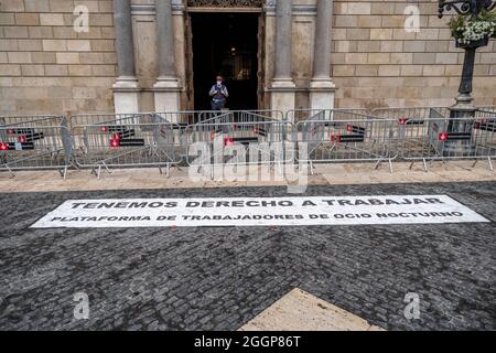 Barcelona, Spain. 02nd Sep, 2021. A large banner saying we have the right to work is seen stretched out on the ground in front of the door of the palace of the seat of the Government of Catalonia.Second day of hunger strike in Plaza Sant Jaume by businessmen and nightlife workers after the TSJC (Supreme Court of Justice of Catalonia) validated the arguments of the Generalitat de Catalunya to keep nightlife closed due to the so-called fifth wave of Covid . Credit: SOPA Images Limited/Alamy Live News Stock Photo