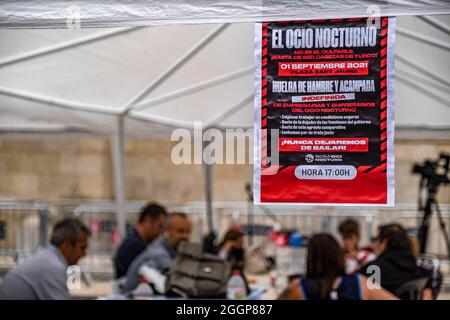 Barcelona, Spain. 02nd Sep, 2021. A poster calling for an indefinite hunger strike is seen installed in the tent of the organizers of the strike.Second day of hunger strike in Plaza Sant Jaume by businessmen and nightlife workers after the TSJC (Supreme Court of Justice of Catalonia) validated the arguments of the Generalitat de Catalunya to keep nightlife closed due to the so-called fifth wave of Covid19. Credit: SOPA Images Limited/Alamy Live News Stock Photo