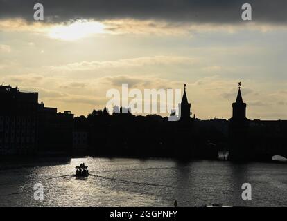 Berlin, Germany. 02nd Sep, 2021. Atmospherically the sun sets at the Oberbaumbrücke. Credit: Jens Kalaene/dpa-Zentralbild/dpa/Alamy Live News Stock Photo