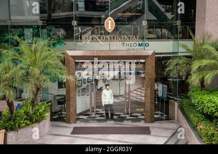 Bangkok, Thailand. 02nd Sep, 2021. A security guard seen standing at the entrance of The Intercontinental hotel during the reopening. Thailand Government partially lifts the lockdown on 01 September, eased COVID-19 restrictions like reopening malls and beauty parlors, as well as dine-in services, and also resuming interprovincial travel after lockdown from 12 July 2021 for covid-19 crisis. (Photo by Peerapon Boonyakiat/SOPA Image/Sipa USA) Credit: Sipa USA/Alamy Live News Stock Photo