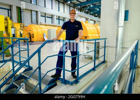 Karlsruhe, Germany. 18th Aug, 2021. Mike Reddmann, power plant foreman at the energy company EnBW, stands in front of the turbine in unit 8 of the Rheinhafen steam power plant in Karlsruhe (RDK 8). Everyday life in a power plant is routine. The tension rises when malfunction reports are received. For power plant workers, there is an additional complication: constant shift changes including night work. (to dpa-KORR.: 'Shift work in the power plant: Sometimes only 20 seconds to react') Credit: Uwe Anspach/dpa/Alamy Live News Stock Photo