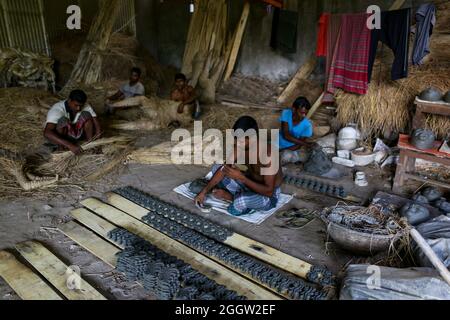 Non Exclusive: DHAKA, BANGLADESH, SEPTEMBER 2, 2021: An  craftsmen manufactures idol figures during the ongoing preparations for the idol of Goddess D Stock Photo