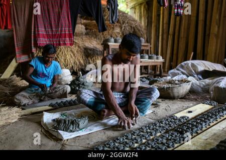 Non Exclusive: DHAKA, BANGLADESH, SEPTEMBER 2, 2021: An  craftsmen manufactures idol figures during the ongoing preparations for the idol of Goddess D Stock Photo