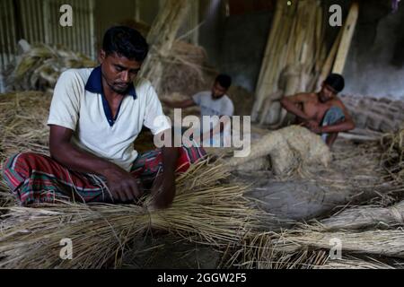 Non Exclusive: DHAKA, BANGLADESH, SEPTEMBER 2, 2021: An  craftsmen manufactures idol figures during the ongoing preparations for the idol of Goddess D Stock Photo