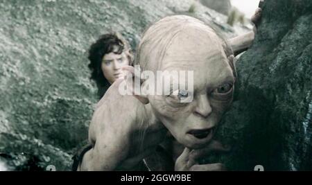 LORD OF THE RINGS: THE TWO TOWERS 2002 New Line Cinema film with Elijah Wood at lleft and Andy Serkis Stock Photo