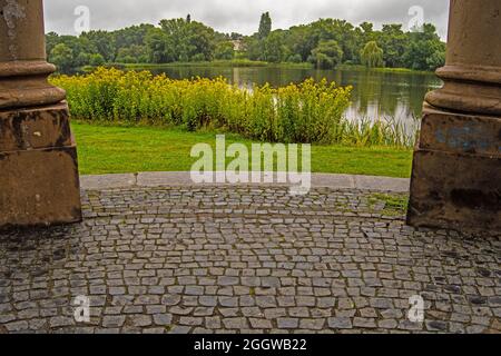 Braunschweig, Parkanlage Pavilion am  Spielmannsteich die Säulen als Rahmen und der Blick auf den Teich ist  eine schöne Urbane Landschaft zu sehen Stock Photo