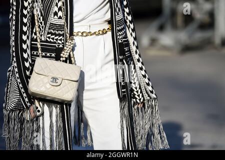 Chanel bag street style hi-res stock photography and images - Alamy