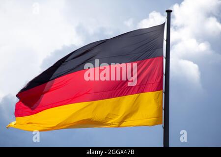 Deutsche Nationalfahne, fotografiert am Reichstagsgebäude in Berlin Stock Photo