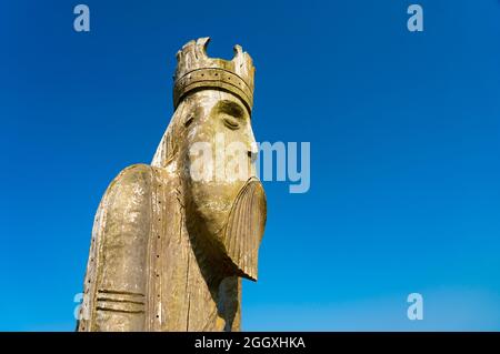 Large wooden sculpture of Lewis Chessman at Ardroil Beach, Uig Sands, Isle of Lewis, Outer Hebrides, Scotland, UK Stock Photo