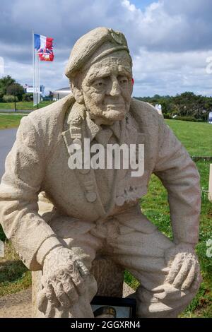 Statue of british veteran Bill Pendell, British « D-Day 75 Garden, Arromanche, Calvados, Normandy Region,, Northwestern France Stock Photo