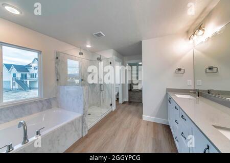 Large modern contemporary bathroom design with picture window with a view of the neighborhood Stock Photo