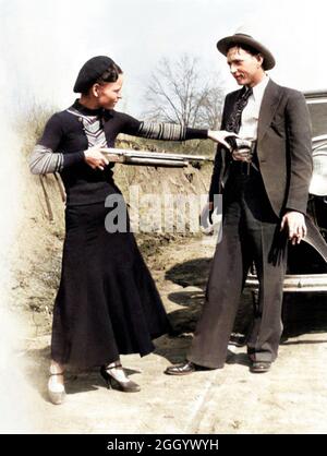 1934 , Arkansas , USA : The famous gangsterns  BONNIE PARKER  ( 1910 - 1934 ) and CLYDE BARROW ( 1909 - 1934 ). Contrary to popular belief the two never married. They were in a long standing relationship. Posing in front of a 1932 Ford V8 automobile where Bonnie and Clyde dead on May 23, 1934 . Unknown photographer . DIGITALLY COLORIZED . - OUTLAWS - KILLER - ASSASSINO - delinquente - criminalità organizzata  - GANGSTERN - Bos - CRONACA NERA - CRIMINALE - car - automobile - hat - cappello - fucile - arma - gun - rifle - shoes - scarpe ---  Archivio GBB Stock Photo