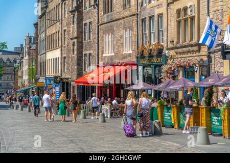 View of cafes and restaurants on the Grassmarket, Edinburgh, Lothian, Scotland, United Kingdom, Europe Stock Photo