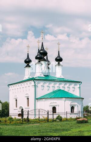 Church of the Entry into Jerusalem - the church in the center of Suzdal, situated between the shopping streets and fortifications of the Kremlin.