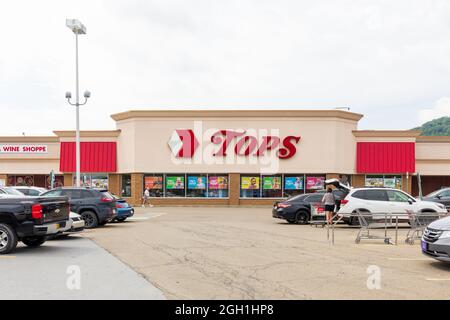 BRADFORD, PA, USA-13 AUGUST 2021: A TOPS Market.  These grocery stores are located in New York, Pennsylvania and Vermont.  Shows store front, parking Stock Photo