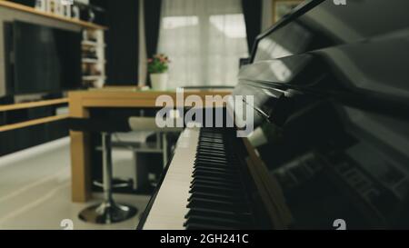 Papan kekunci piano dengan latar belakang kaburPapan kekunci piano dengan latar belakang kabur  