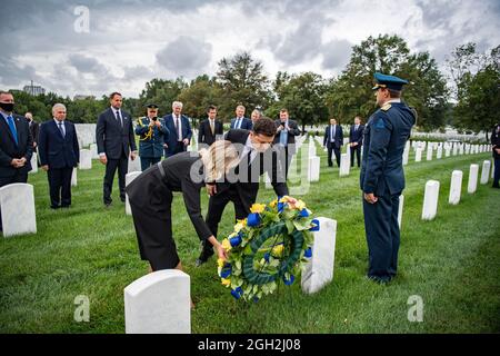 Ukraine First Lady Olena Zelenska, left, and Ukrainian President Volodymyr Zelenskyy, place a wreath on the gravesite of U.S. Army Master Sgt. Jurij Stepaniak in Section 70 of Arlington National Cemetery September 1, 2021 in Arlington, Virginia. Zelenskyy visited the tombs of several Polish American service members. Stock Photo