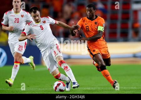 EINDHOVEN, NETHERLANDS - SEPTEMBER 4: Stefan Mugosa of Montenegro and Georginio Wijnaldum of the Netherlands battle for possession during the 2022 FIFA World Cup Qualifier match between Netherlands and Montenegro at the Philips Stadion on September 4, 2021 in Eindhoven, Netherlands (Photo by Peter Lous/Orange Pictures) Credit: Orange Pics BV/Alamy Live News Stock Photo