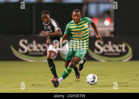 St. Petersburg, FL: Tampa Bay Rowdies defender Jordan Scarlett (5)  autographs a young fans jersey after a USL soccer game against the Atlanta  United 2 Stock Photo - Alamy