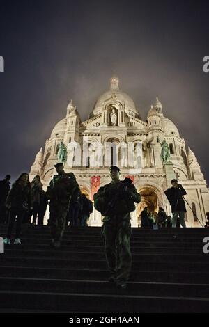 Montmartre's Basilica of the Sacré Cœur by night, Paris Stock Photo