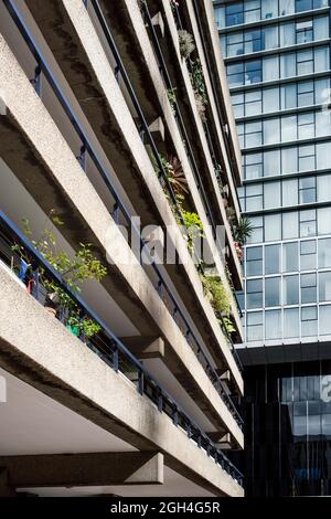 shakespeare tower and defoe house in the barbican residential estate ...