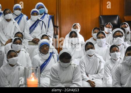 Kolkata, India. 05th Sep, 2021. Catholic nuns from the Missionaries of Charity, the global order of nuns founded by Saint Mother Teresa, pray at Teresa's tomb on her death anniversary in Kolkata. (Photo by Sudipta Das/Pacific Press) Credit: Pacific Press Media Production Corp./Alamy Live News Stock Photo