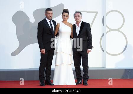 Antonio Banderas, Penelope Cruz and Oscar Martinez attending the Competencia Oficial Premiere as part of the 78th Venice International Film Festival in Venice, Italy on September 04, 2021. Photo by Paolo Cotello/imageSPACE/Sipa USA Stock Photo