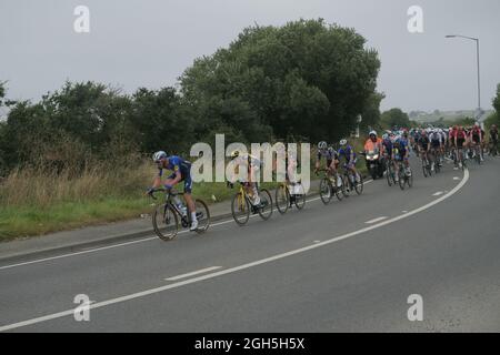 Newquay, Cornwall. Tour of Britain Cornwall stage of the cycle race. 5 Race leaders pass in front of Nansledan new town near Newquay rest of the pack follow. Starting in Penzance and finishing in Bodmin Cornwall. 5th September 2021. Credit: Robert Taylor/Alamy Live News Stock Photo