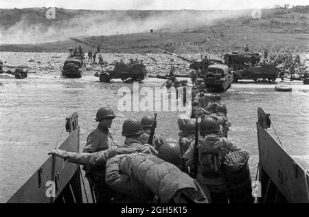 Troops going ashore on Omaha Beach during the Normandy Landings (D-Day) on the 6th June 1944 Stock Photo