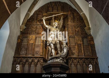 Statue des Erzengel St. Michael  in der Kapelle St. Peter,  Mont Saint-Michel, Le Mont-Saint-Michel, Normandie, Frankreich  | Statue of St. Michael th Stock Photo