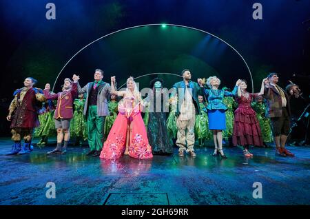 05 September 2021, Hamburg: The musical actors Andreas Lichtenberger (3rd from left) as the Wizard of Oz, the two witches Jeannine Wacker (4th from left) as Glinda and Vajèn van den Bosch (5th from left) as Elphaba, Naidjim Severin (4th from.r.) as Prince Fiyero, Susanne-Elisabeth Walbaum (3.f.r.) as Madame Akaber and ensemble stand during the final applause after the premiere of the musical 'Wicked' on stage at Stage Theater Neue Flora. With the new production of the Broadway musical, Stage Entertainment opened its first theater after the one-and-a-half-year Corona break. Photo: Georg Wendt/d Stock Photo