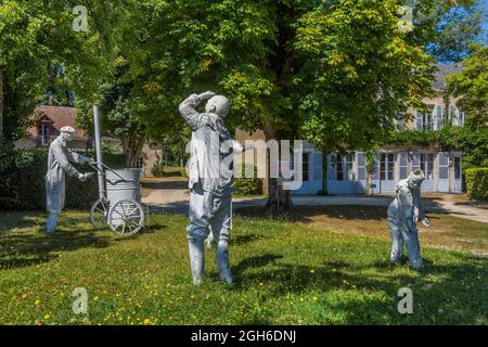 Life-size sculptures by Marc Bertrand and Claude Grollimund in the gardens of the Mairie / Town Hall in Eguzon-Chantome, Indre (36), France. Stock Photo