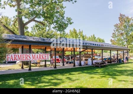 OLEAN, NY, USA-14 AUGUST 2021: Farmers' Market, held in Lincoln Park in downtown. Stock Photo