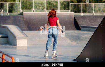 Patins De Hobby E Patins De Rolo De Telefone Celular E De Jovem Ou Menina.  Smartphone Com Aplicativo De Jogos De Skate. Móvel Imagem de Stock - Imagem  de celular, patinar: 271433541