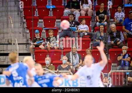 Dusseldorf, Deutschland. 05th Sep, 2021. Feature, fans watch the game, before that a game scene, action, Handball Super Cup 2021, THW Kiel (KI) - TBV Lemgo Lippe, on 09/04/2021 in Duesseldorf/Germany. Â Credit: dpa/Alamy Live News Stock Photo