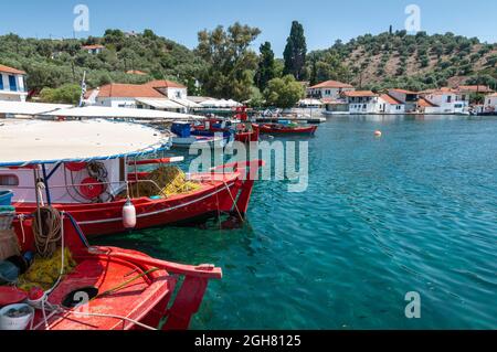 The little harbour at Paleo Trkeri on the island of Palio Trikeri on the southern coast of the Pelion Peninsula, Greece Stock Photo